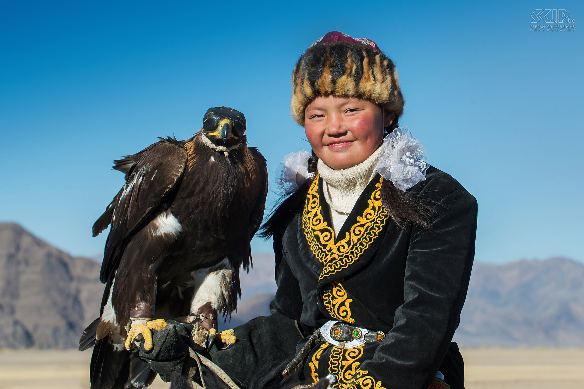 Ulgii - Golden Eagle Festival - Ashol-Pan Dit is Ashol-Pan een 13-jarig vriendelijk meisje maar ook een fantastische arendjageres. Ze won zelfs de wedstrijd van alle stoere mannen waaronder haar vader. Het is door deze jonge mensen dat hun cultureel erfgoed in stand gehouden zal worden. Tijdens dit festival werd een groot deel van de film 'The Eagle Huntress' opgenomen door regisseur Otto Bell. Deze documentaire film werd uitgebracht in 2016 en vertelt het verhaal van Ashol-Pan.  Stefan Cruysberghs